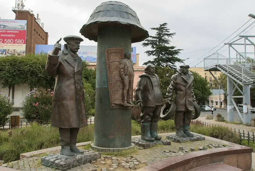 Памятник фильму Мимино в Тбилиси